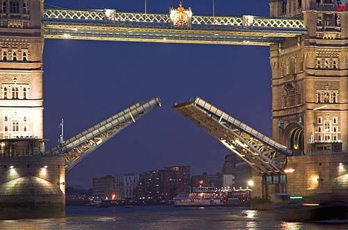 Londyn. Tower Bridge w trakcie otwierania przęseł.